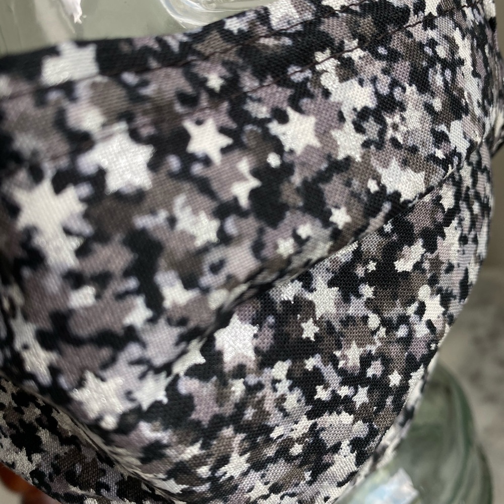 Black & Gray Star facemask. - Picture 9 of 11